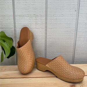 Universal Thread Tan Mule Clogs size 9.5